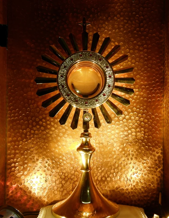 Nieustanna Adoracja Najświętszego Sakramentu dziękczynieniem i uwielbieniem Eucharystii